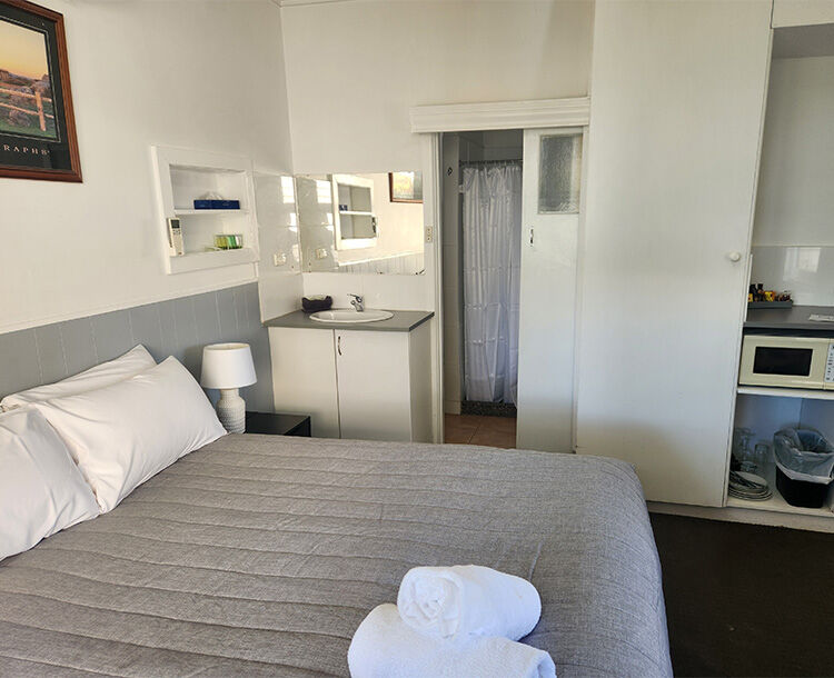 Calder Family Motel - Bendigo Vic Queen Room